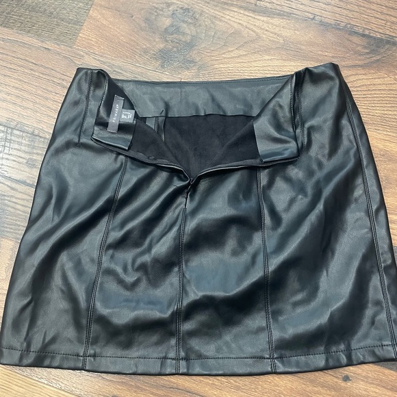 Black leather skirt, size 10, zip up. - Picture 2 of 3
